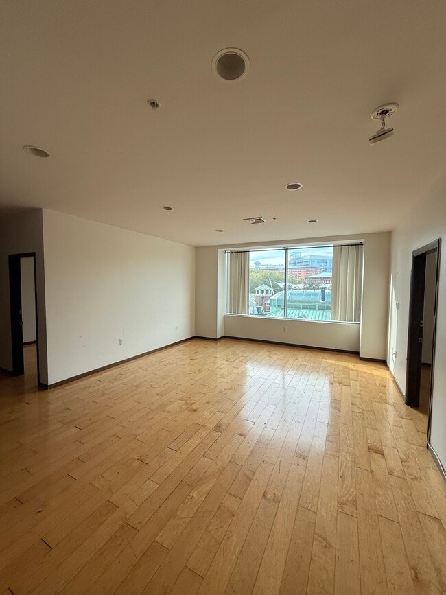 Building Photo - 70 Kennedy Plz Unit 3 Rental