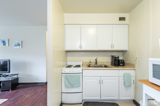 1 BR, 1 BA - 510SF - Lake Crest