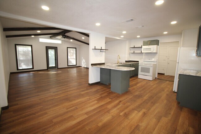 Photo - 1015 W Kuykendall St