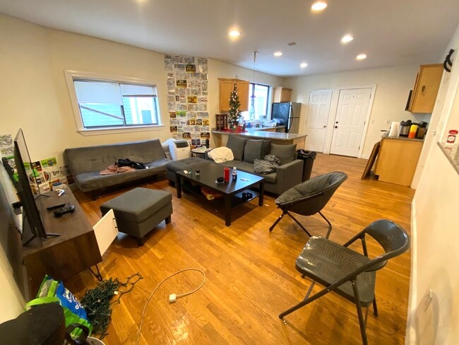 Building Photo - 72 Ashford St Unit 1