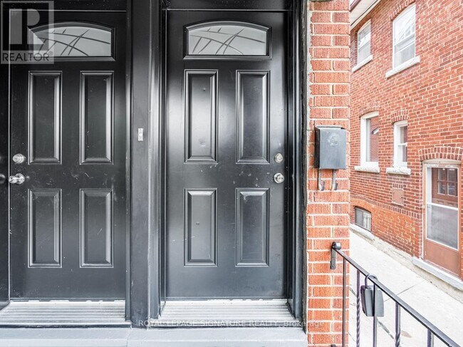 Photo - 229 Winona Dr Unité Upper