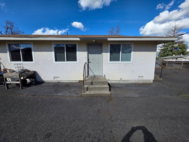 Building Photo - Newly Remodeled Townhouse in Spokane