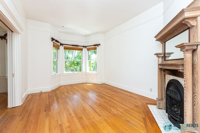 Photo - Mission District: Top Floor Flat Above Blondie's Bar w/ Formal Dining Room & W/D in unit Unit 542 Valencia St. #A