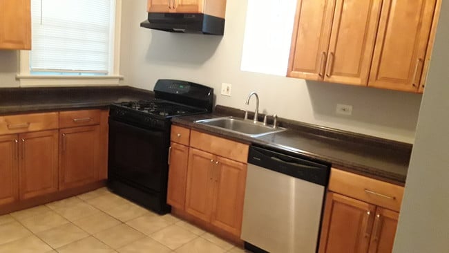 Kitchen - 6321 S Drexel Ave Unit 3