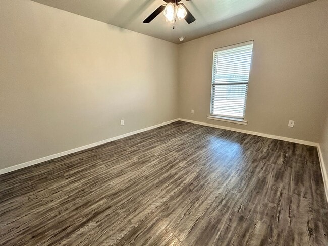 Photo - 3 bed 2 bath Duplex  Available 9/10!