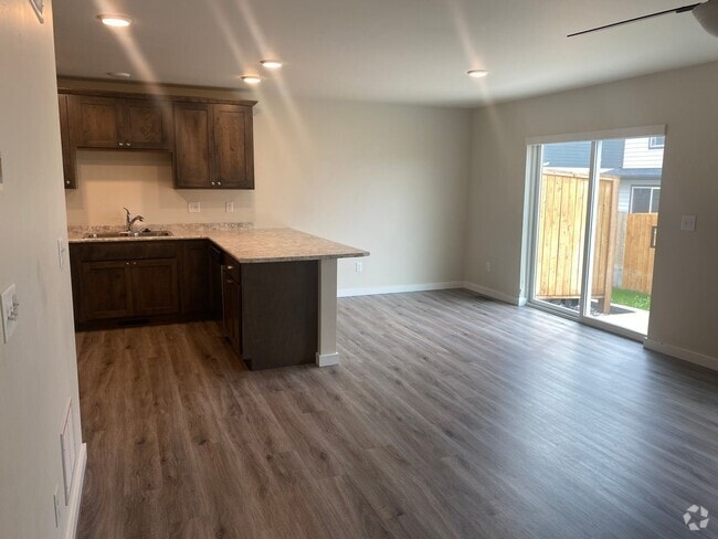 Building Photo - 611 13th St Unit B Rental