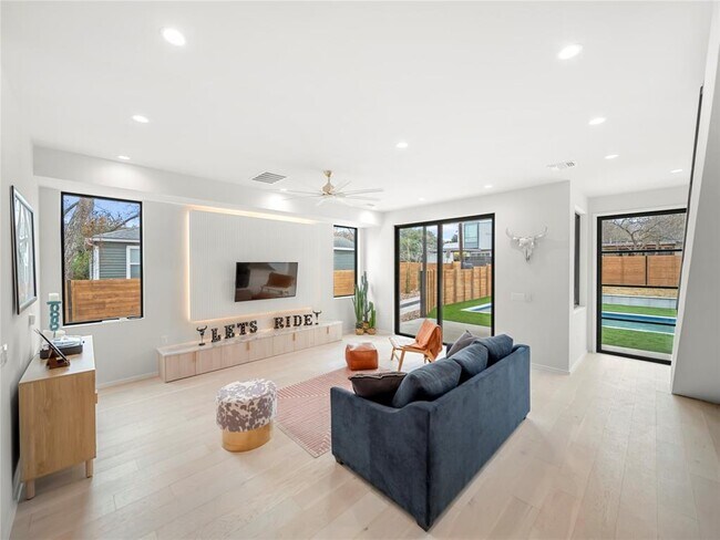 Photo - 2107 Brackenridge St