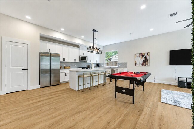 Photo - 6835 Weston St