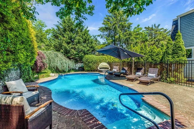 Photo - 345 Colonial Rd