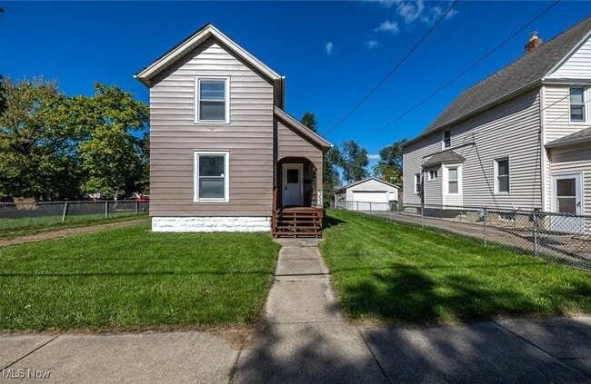 Building Photo - 353 S Maple St