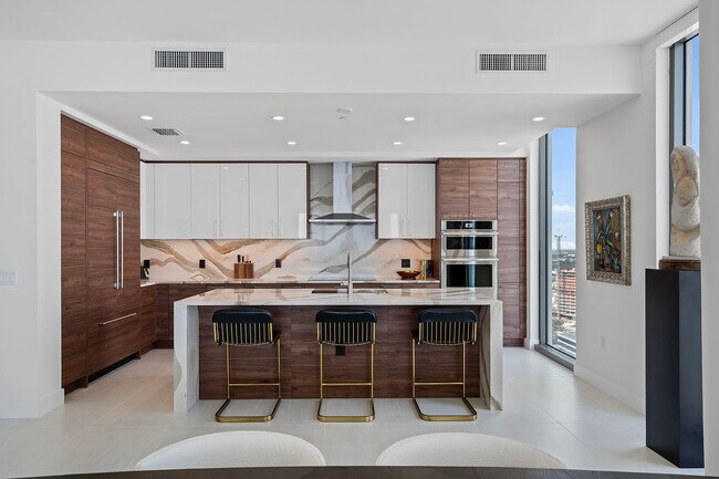 Photo - 301 1st St S