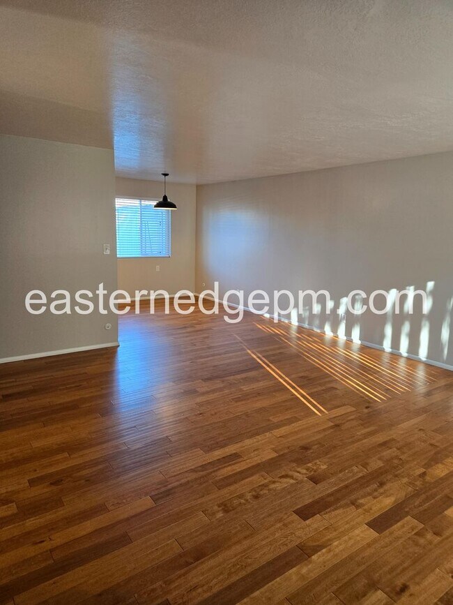 Photo - Beautifully Updated Apartment with Modern Finishes, Private Yard & Convenient Location Unidad 1287 - 4