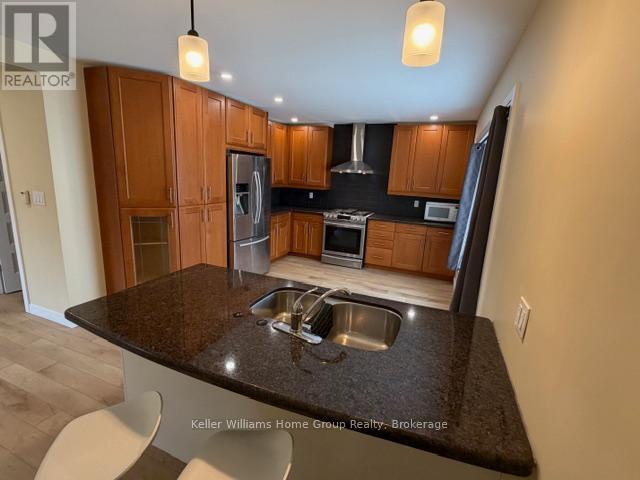 Photo - 460 Main St N