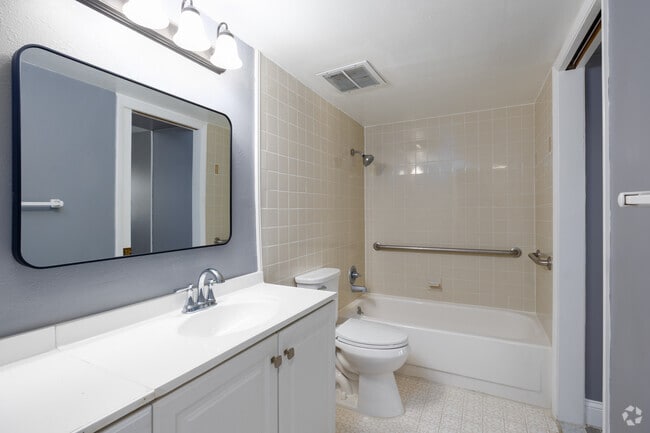 2BR, 2BA - 1,088SF - Bathroom