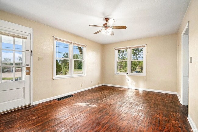 Photo - 3929 Lincoln Way W