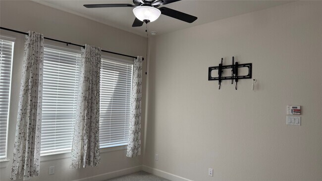 Photo - 215 Amaranth Wy