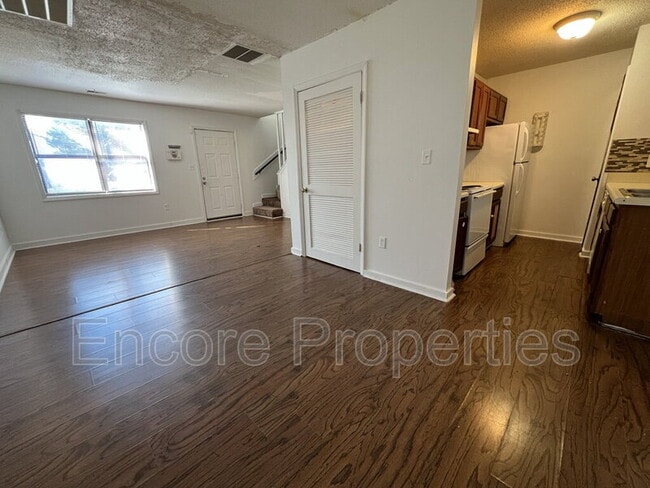 Photo - 2146 Charles St