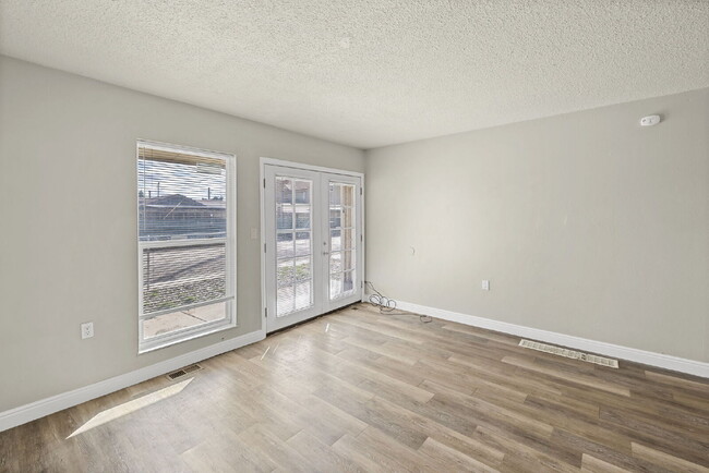 Photo - 402 Sunny Ln