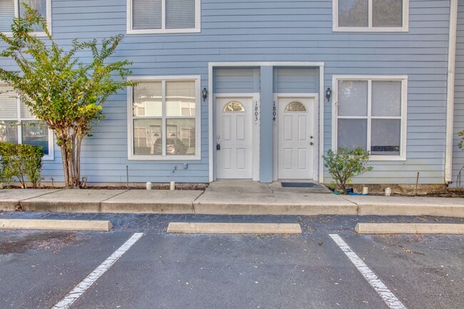 Building Photo - Spacious townhome in Kensington North