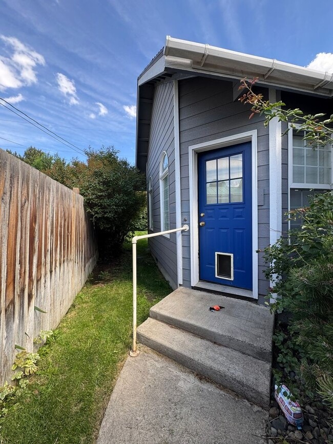 Building Photo - 404 Ruby St Unit #2 Rental