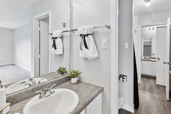 Photo - River Oaks Apartments