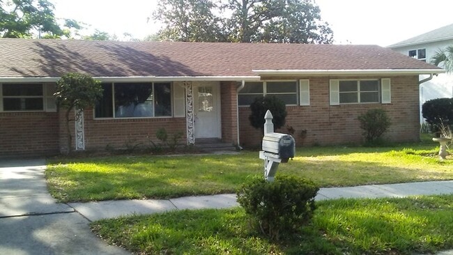Building Photo - Great property with huge yard on small lake