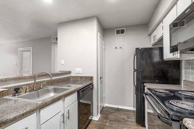1BR, 1BA - 736SF - Kitchen