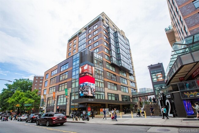 Building Photo - 39-16 Prince St Unit PHB
