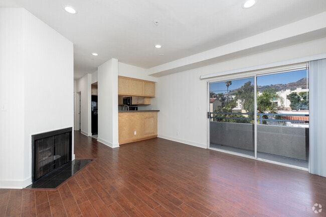 2BR, 2BA - 960SF - Living Room