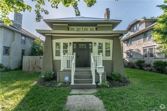 Building Photo - 216 Park Dr W Rental