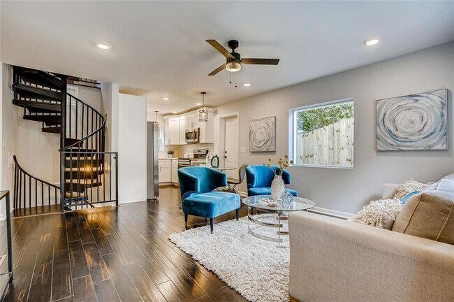 Photo - 240 Holly Rd NW