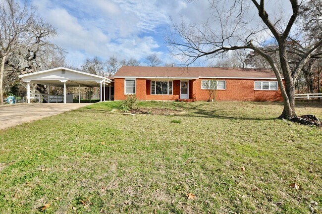 Building Photo - FOR LEASE! Nice 5 BR - 3 Bath - 2,600+ sf ... Rental