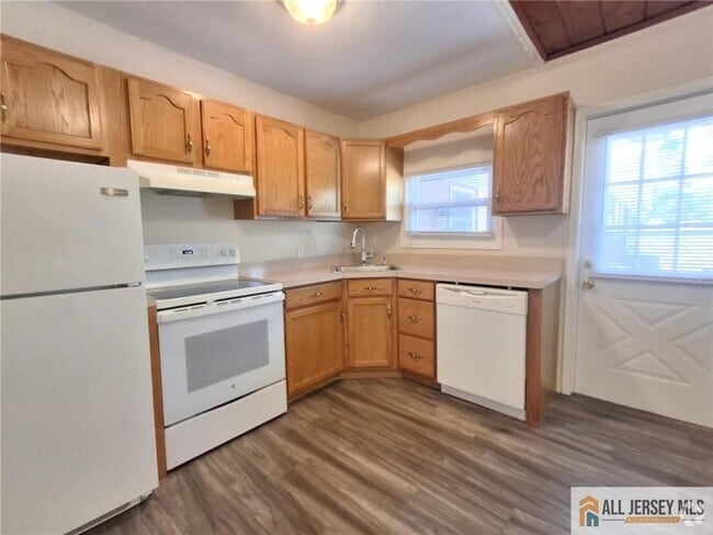 Building Photo - 1 Forrest Ave Unit B Rental