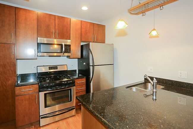 Building Photo - 3810 N Marshfield Ave Unit 2