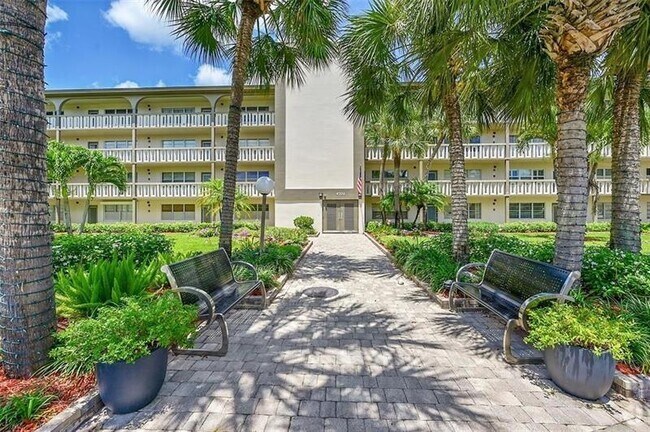 Building Photo - 4701 Martinique Dr Unit B2 Rental
