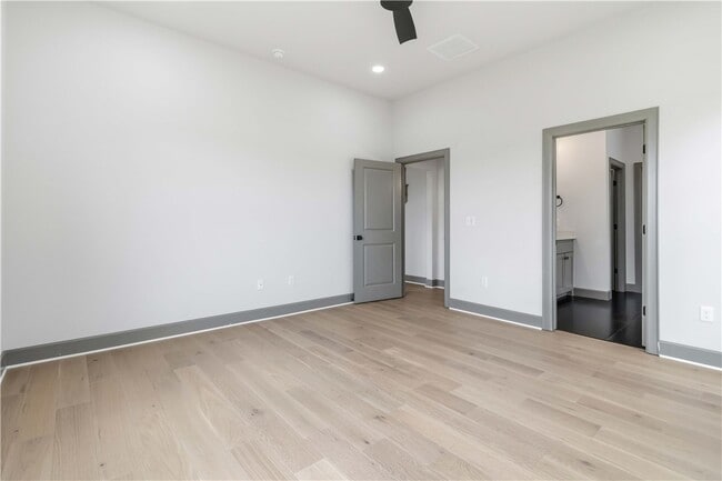 Building Photo - 930 Trestle Ln