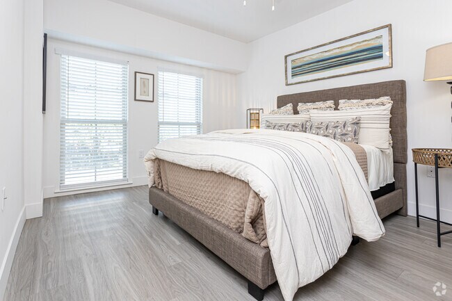 1BR, 1.5BA - 806SF
