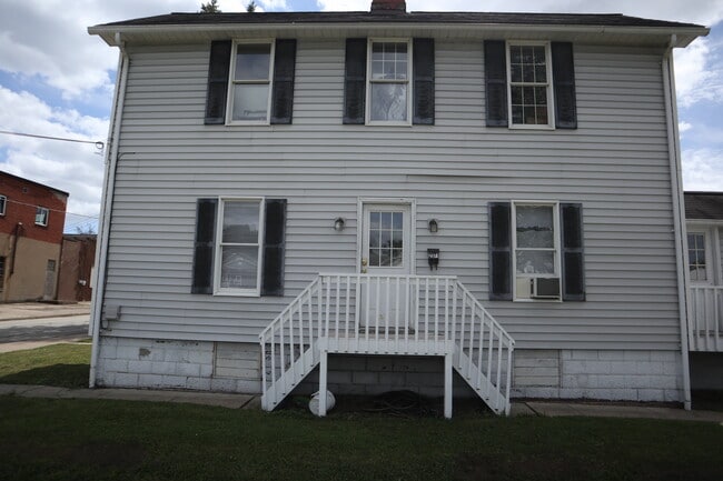 Building Photo - 241 Ash St Unit 2