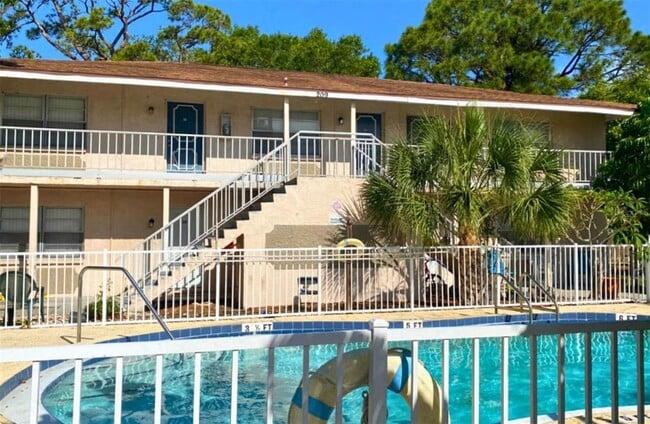 Building Photo - 209 Northwest Jefferson Cir N Unit 10