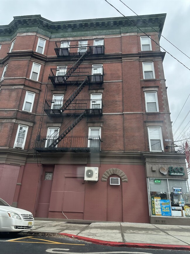 Building Photo - 1042 Park Ave Unit 3R Rental