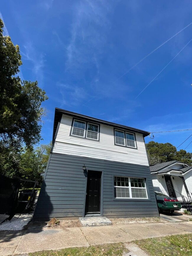 Photo - Charming Upstairs 2/1 - Available Now! Unit 1469 W 7th St - UPSTAIRS (OWNER SELLING)