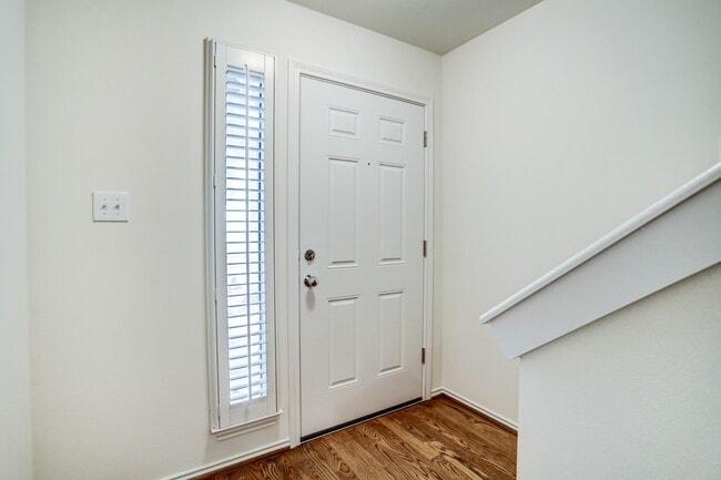 Photo - 818 W Heights Hollow Ln