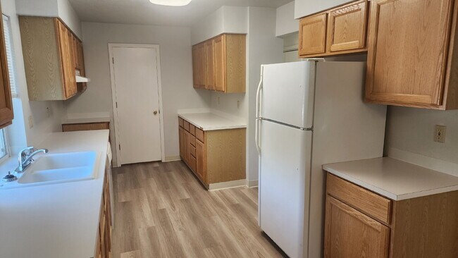 Photo - 3 bed, 2 bath - Spacious upstairs duplex o...