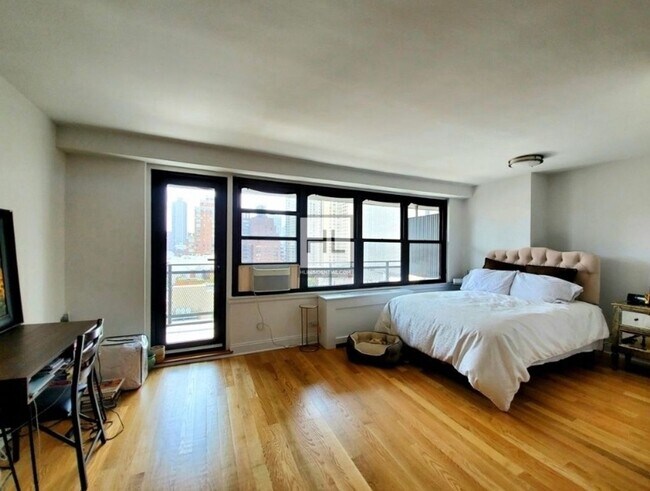 E 82 St