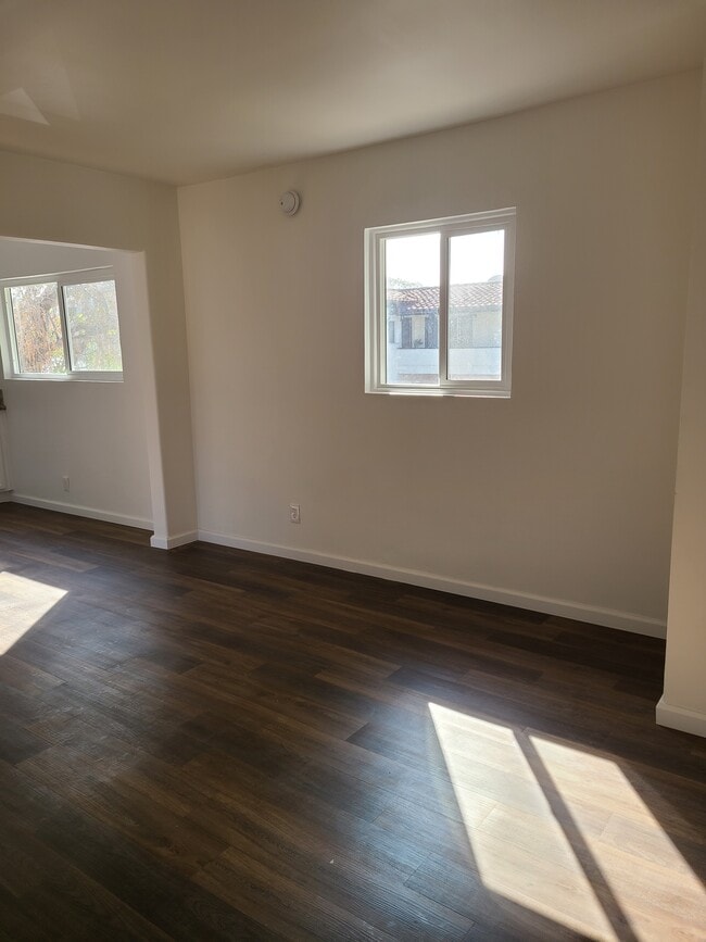 Photo - Islander Apartments