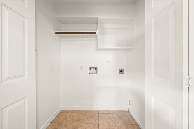 Building Photo - 1520 Sherwood Forest St Unit 317