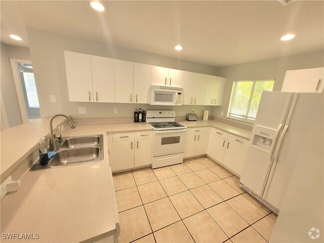 Building Photo - 4102 SW 14th Ave Rental