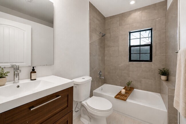 Photo - 1633 Fourcade St