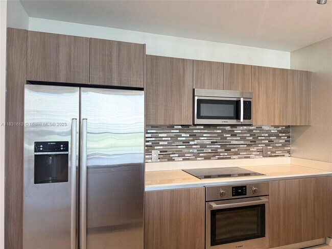 Building Photo - 201 SW 17th Rd Unit 810 Rental