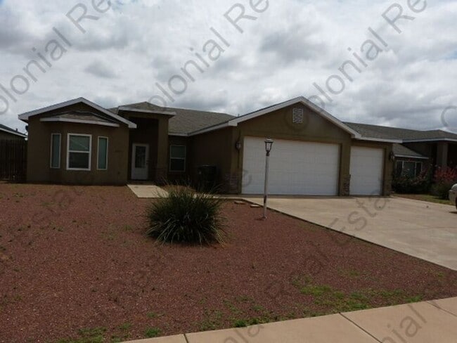 Spacious modern 4 bedroom home - Spacious modern 4 bedroom home